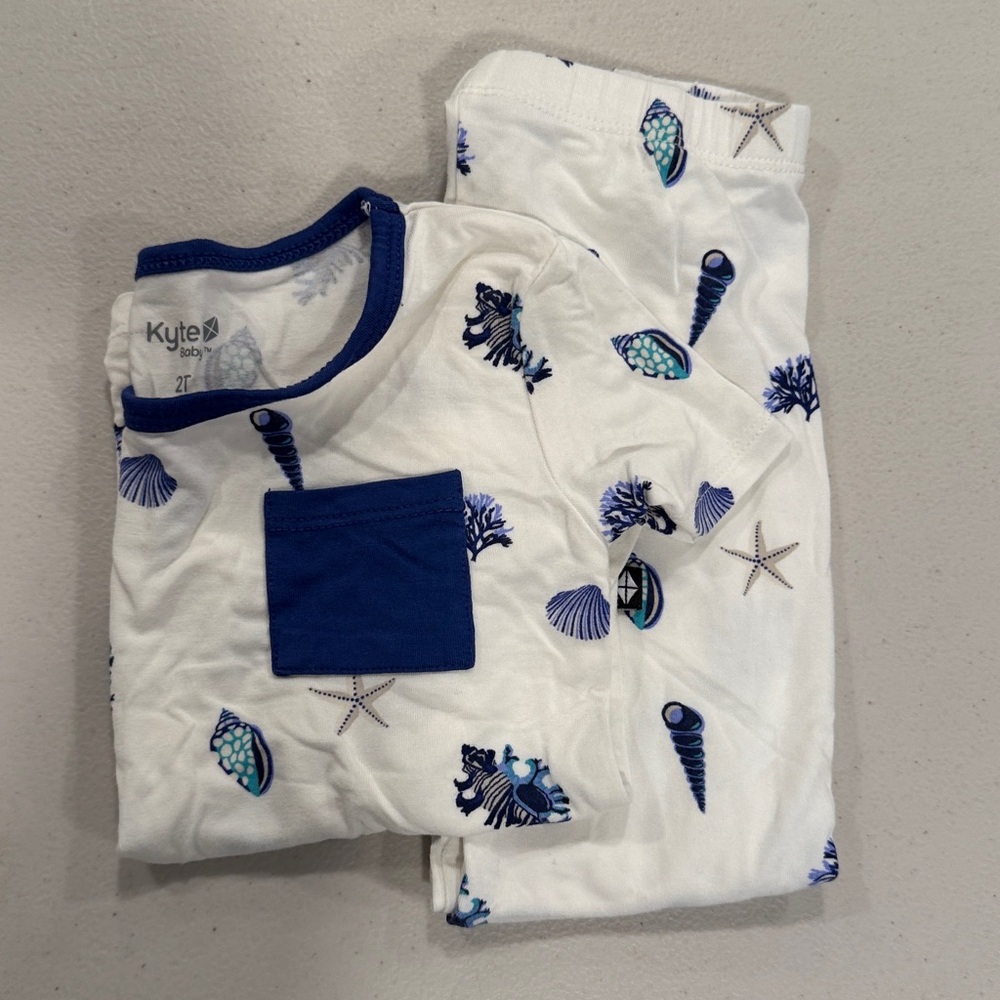 Kyte Baby White and Blue Sea Shells Kids Pajama Set 2T